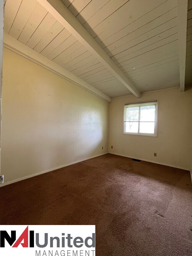 Building Photo - Three bedroom, one bathroom duplex for rent