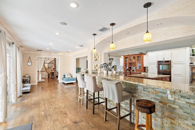 Building Photo - 542 N Cypress Dr