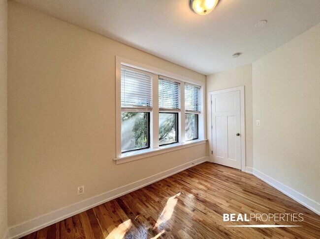 Building Photo - 2 bedroom in CHICAGO IL 60613