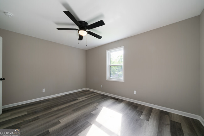 Building Photo - 515 Harper Ave SW