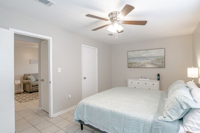 Building Photo - Centrally Located 1 Bed/1 Bath Coastal Condo