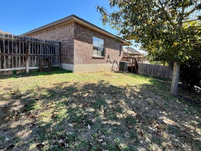 Building Photo - A beautifully maintained 3-bedroom, 2-bath oasis nestled right off 1604 and FM 1976 in Converse!
