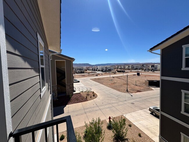 Building Photo - 3 Bed Condo In Desert Color!