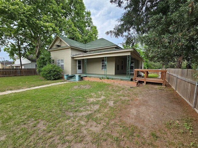 Building Photo - 11 Smith Dr
