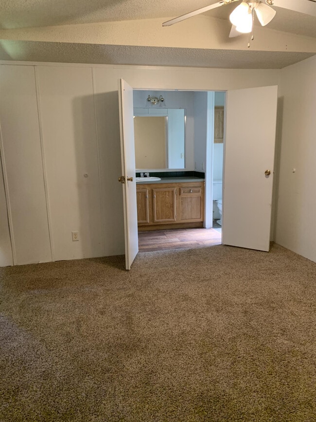 Building Photo - 600 Davis Cir