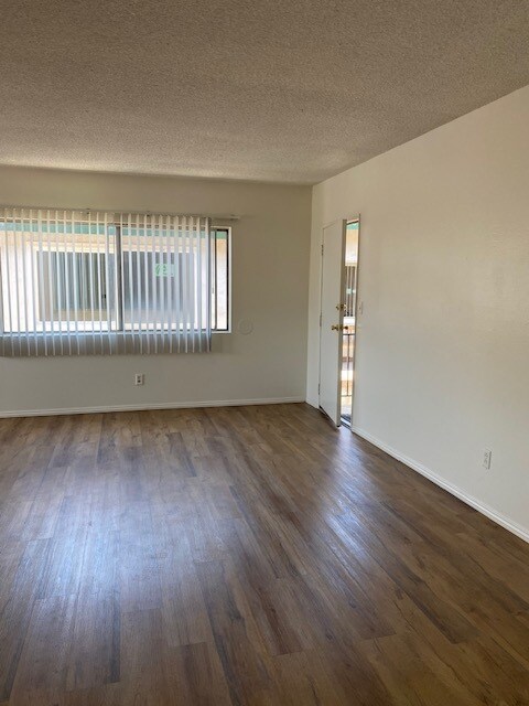 Living Room View to Front Door - 1304 Amethyst St