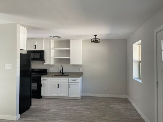 Building Photo - Newly Remodeled 1 Bedroom at end of culdesac, private gate