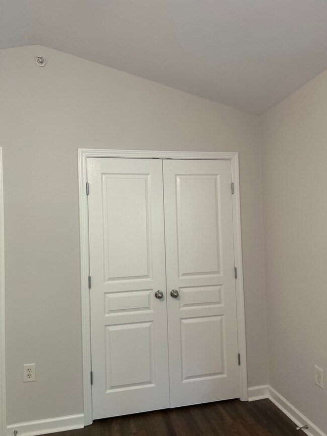 Building Photo - Three Bedroom Townhouse Available!