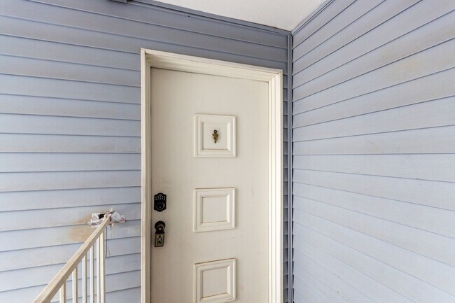 Building Photo - Beautiful 2 Bedroom Condo Across from Aurora Medical Center