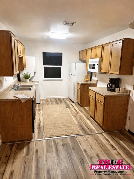Building Photo - 805 Sunny Ln