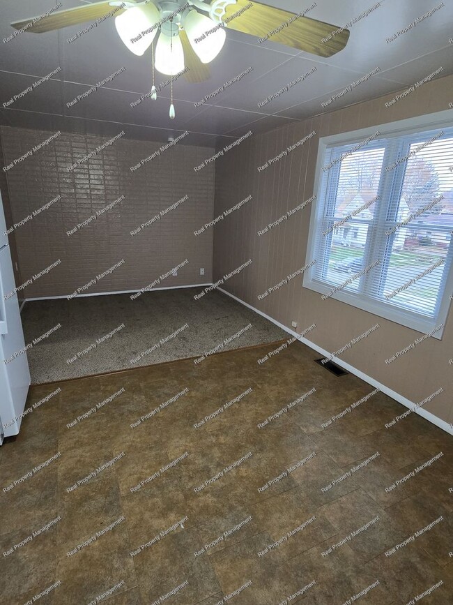 Building Photo - 2 Bedroom 2nd Floor Apartment