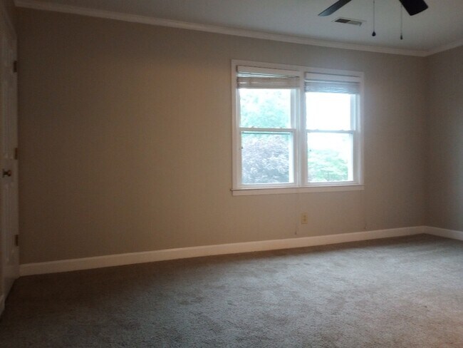 Building Photo - 3 Bedrooms 2.5 Bathrooms