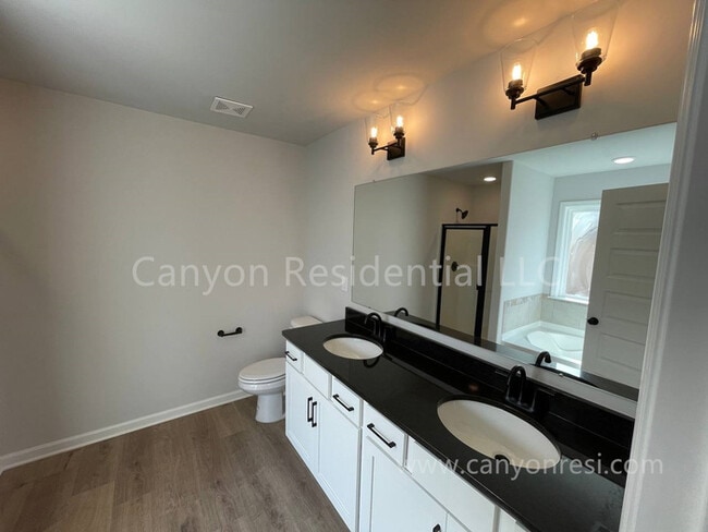 Building Photo - 114 Wilcot Rd