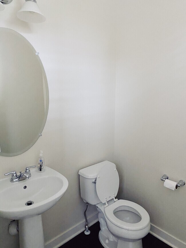 Powder Room - 8500 Redpoint Way