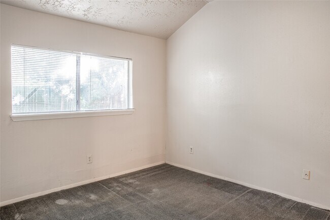 Building Photo - 10025 Rosbrook Dr