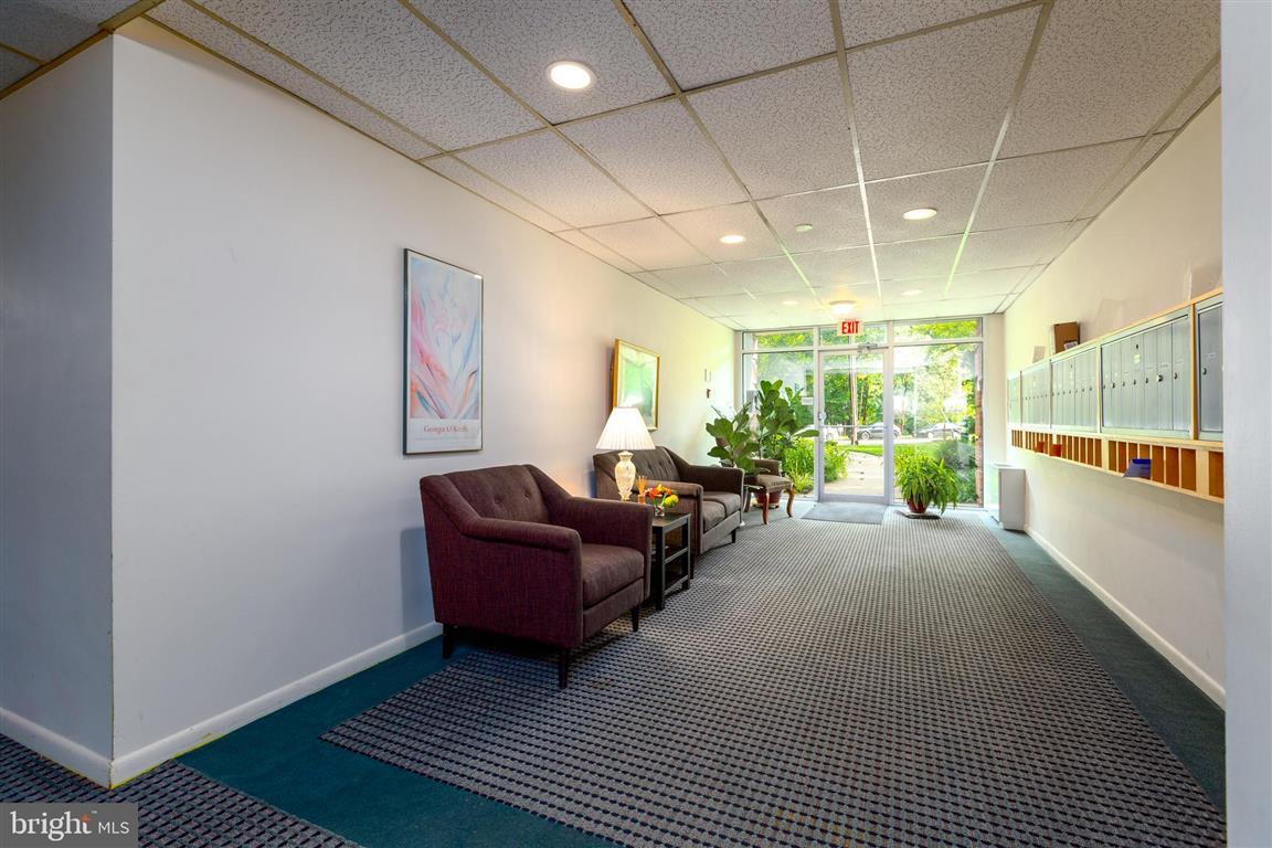 Building Photo - 3535 Chevy Chase Lake Dr