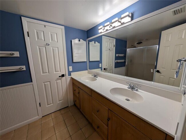 Building Photo - 1117 Lakemont Dr