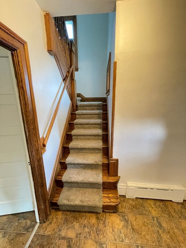 Building Photo - AVAILABLE NOW! 4 Bedroom 1 Bath Home!