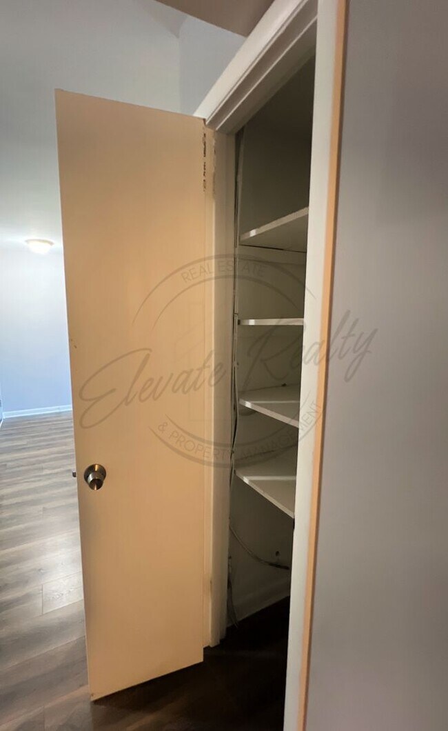 Building Photo - Bright and Airy Second-Floor Apartment with Upgrades and Pet Friendly!