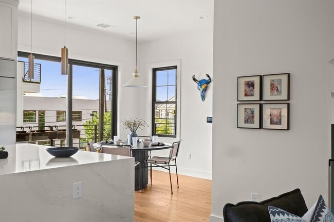 Building Photo - 2005 E 8th St