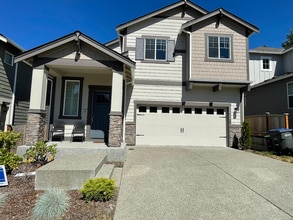 Building Photo - Spacious 5-bedroom, 3.5-bath in Tahoma Ridge Community