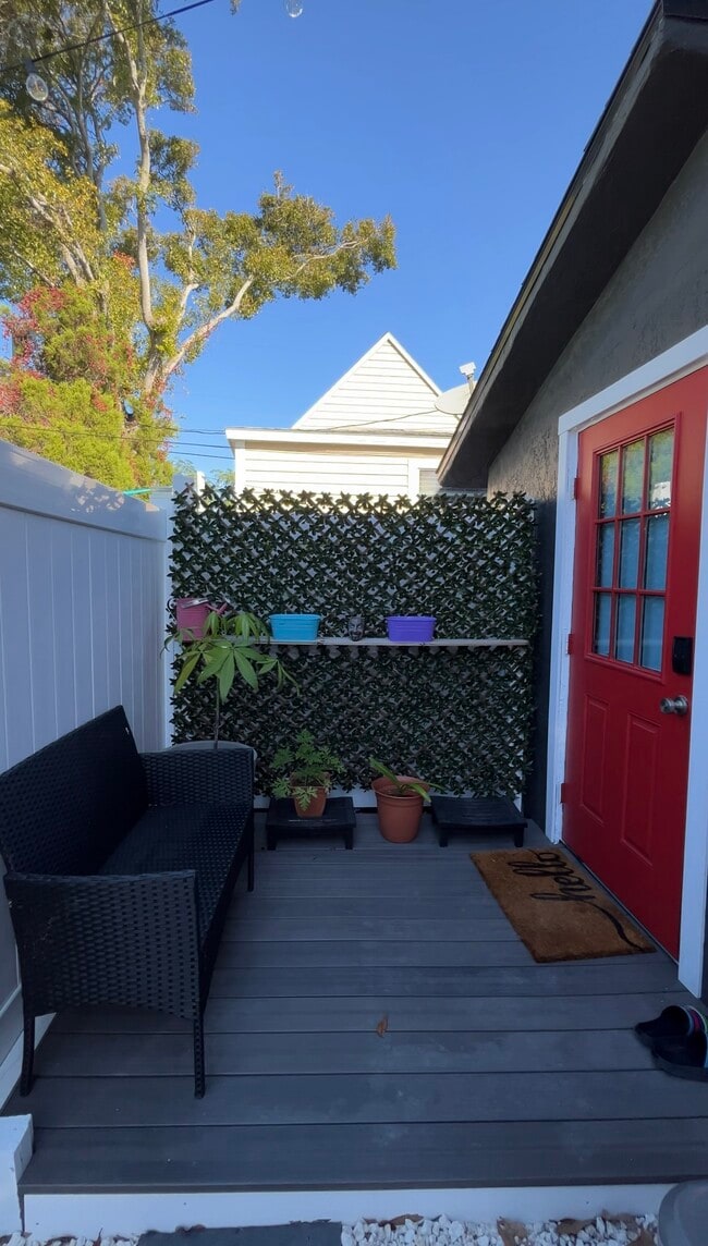 Building Photo - 1034 Queen St N