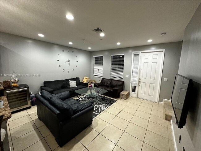 Building Photo - 2947 St Thomas Dr