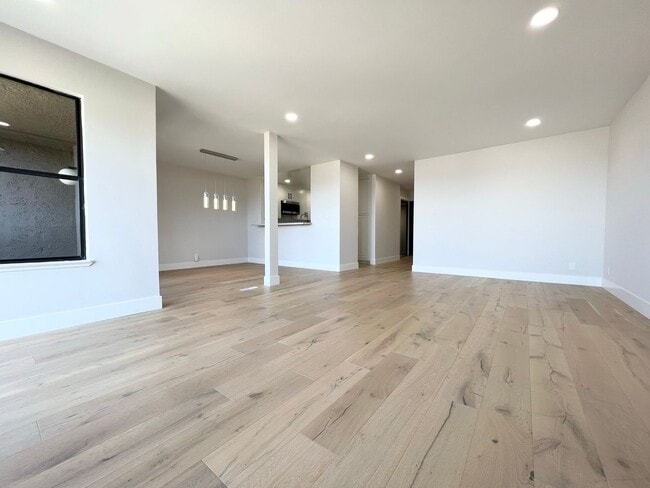Building Photo - Beautifully Remodeled Condo with OCEAN VIE...