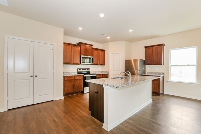 Building Photo - 956 Creekview Rd