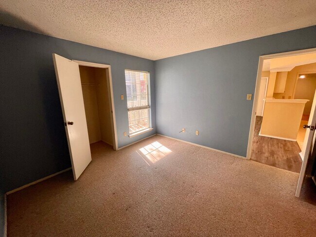 Building Photo - Expansive One Bedroom in Winding Hollow!