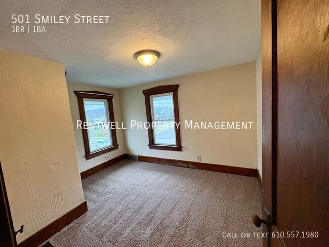 Building Photo - 501 Smiley St