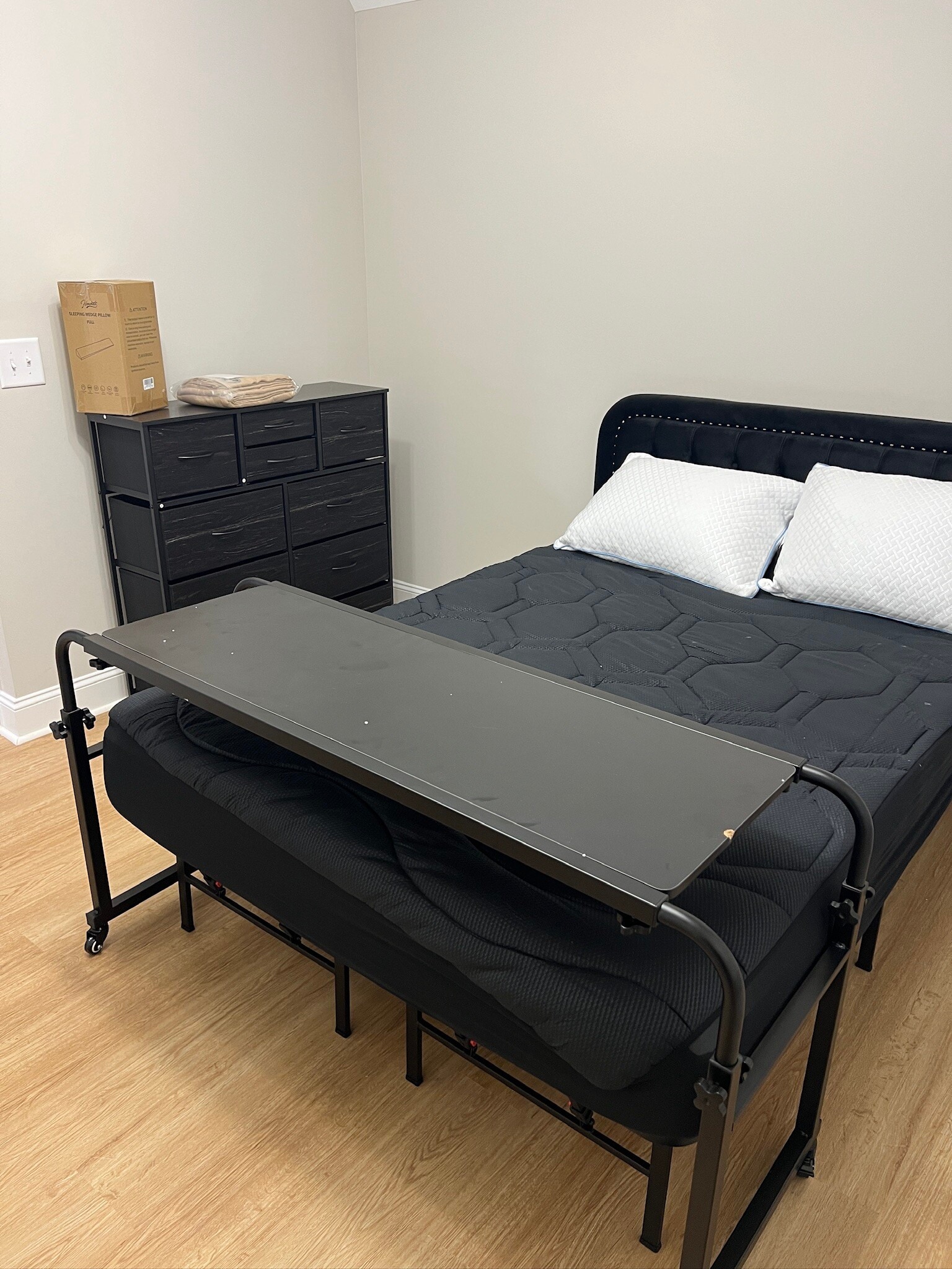 bed 2 (moveable desk) - 2006 Linda Jones Ave