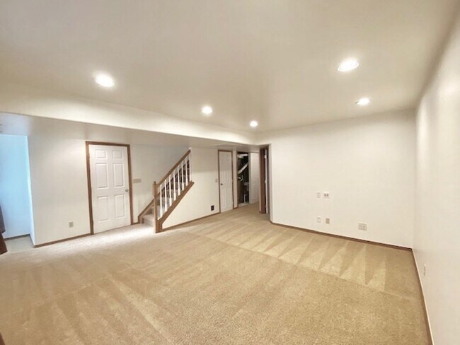 Building Photo - Spacious Briargate 4 Bedroom/3.5 Bathroom Home with huge Yard
