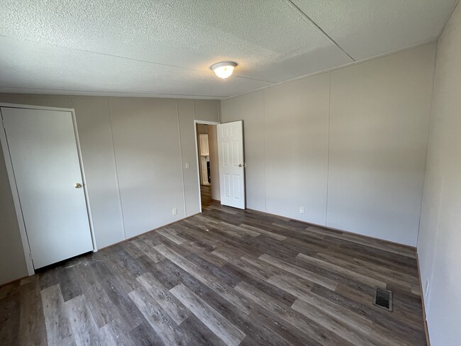 Building Photo - 117 Oldfield Cir