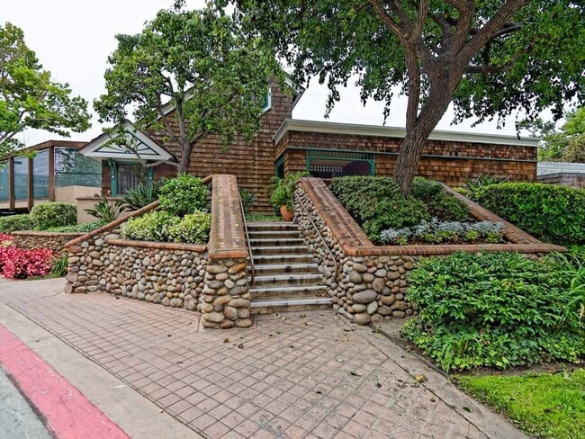 Building Photo - Water, Sewer, Trash Included! Fireplace, Washer, Dryer, 2 Assigned Parking, Garage, Open Floor Pl...