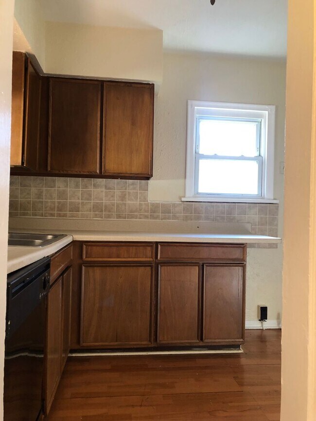 Building Photo - 2 bed Home for Rent with bonus room ....drive by and take a look