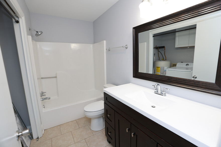 Master bathroom - 701 Marbleridge Rd
