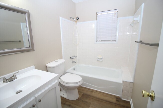 Building Photo - 3 bed 2 bath home with 2 car garage and Fl...