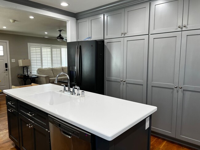 Building Photo - 3 Bed 2 Bath Home For Rent in an Excellent...