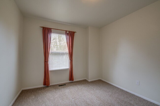 Building Photo - Beautiful home with 3 bedrooms, 2 1/2 bathrooms, 2-car garage ready to move in!  NO PETS & NO SMO...