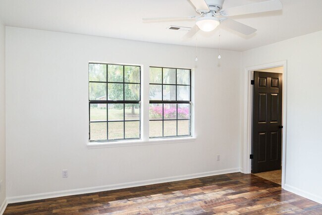 Building Photo - 3BR Home in Shell Point – Sunroom | Garage | Prime Location