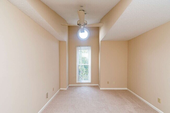 Building Photo - Chic & Cozy Condo in the heart of Raleigh!