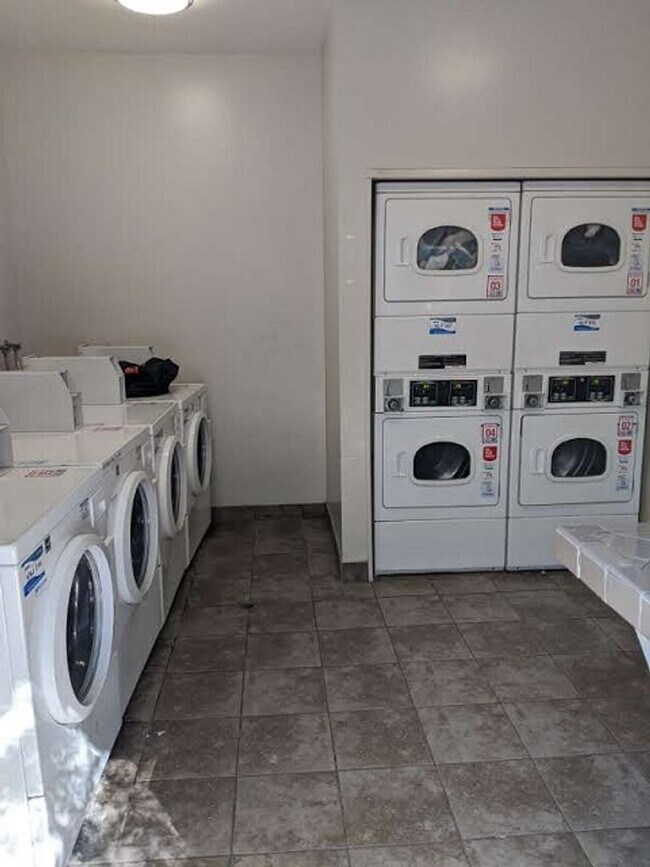 Building Photo - 1 Bedroom-1 Bathroom Single Story Condo in...