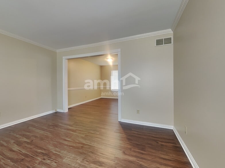 Building Photo - 8420 Stratford Ct