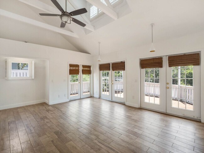 Building Photo - Charming 1/1 condo near Lake Virginia