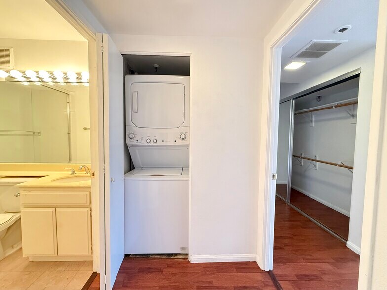 Hall bath, laundry closet - 600 W 9th St