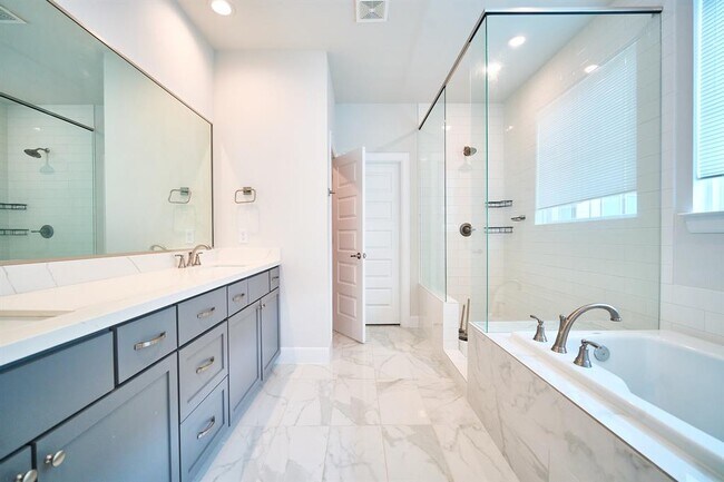 Building Photo - 2802 Grand Fountains Dr