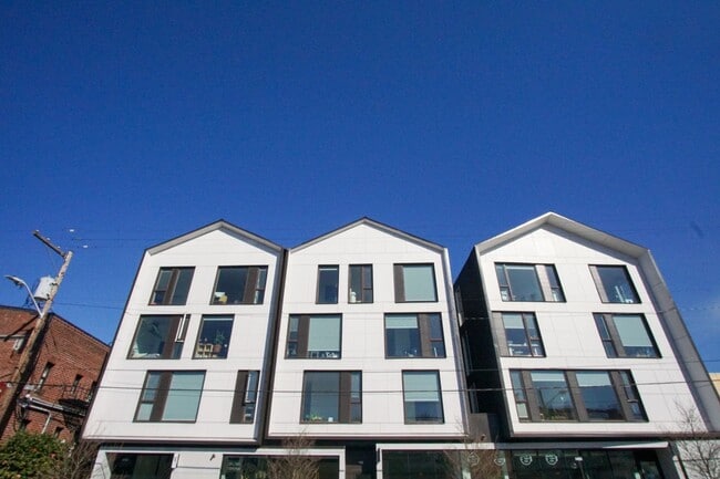 Building Photo - Modern Top Floor Corner Apt w/ W/D, A/C, & DW!