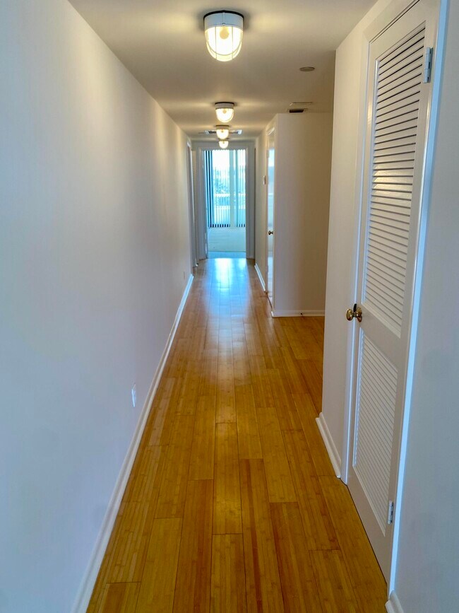 Building Photo - 529 S Flagler Dr