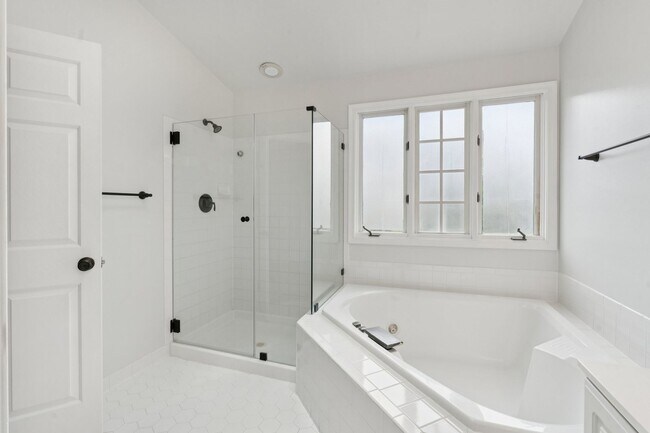 Building Photo - Beautiful 3-level colonial-style town home...